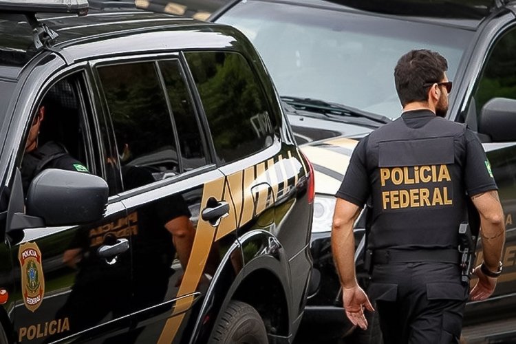 Agentes da Polícia Federal na operação contra fraudes do Banco Master